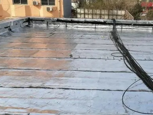 鄂托克前卫生间漏水维修公司分享下鄂托克前屋面楼顶防水刚性防水层施工要点。